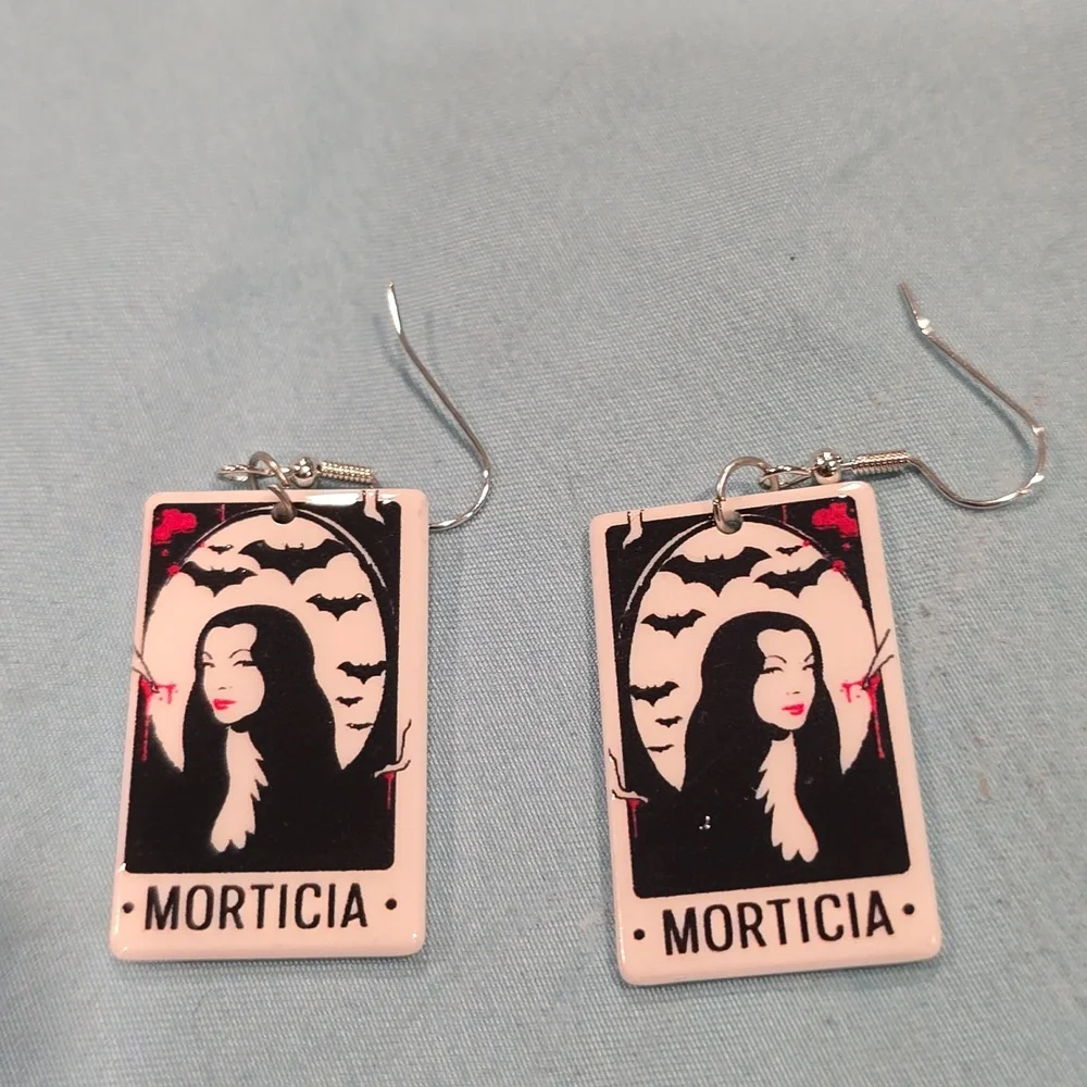 ❤️10/$13 New Morticia Addams earrings